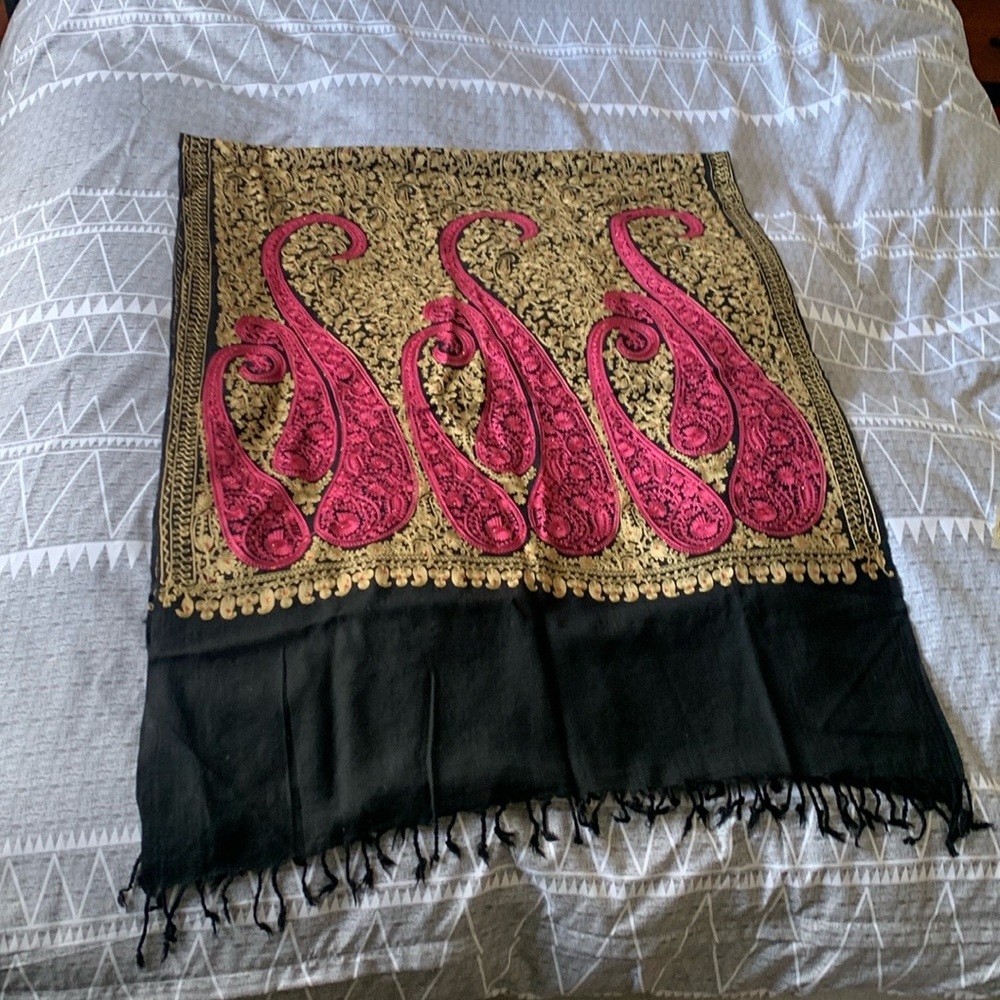 Sequenced Shall Scarf - Picture 2 of 8